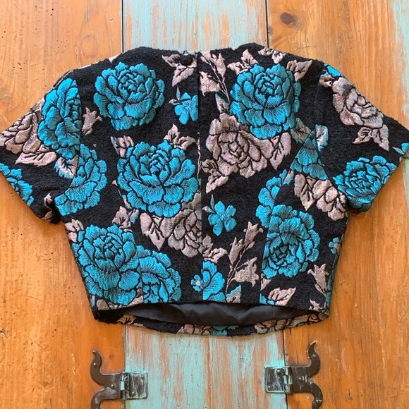 ASOS Cropped Top. Beautiful floral print. Size 4. - Picture 4 of 7